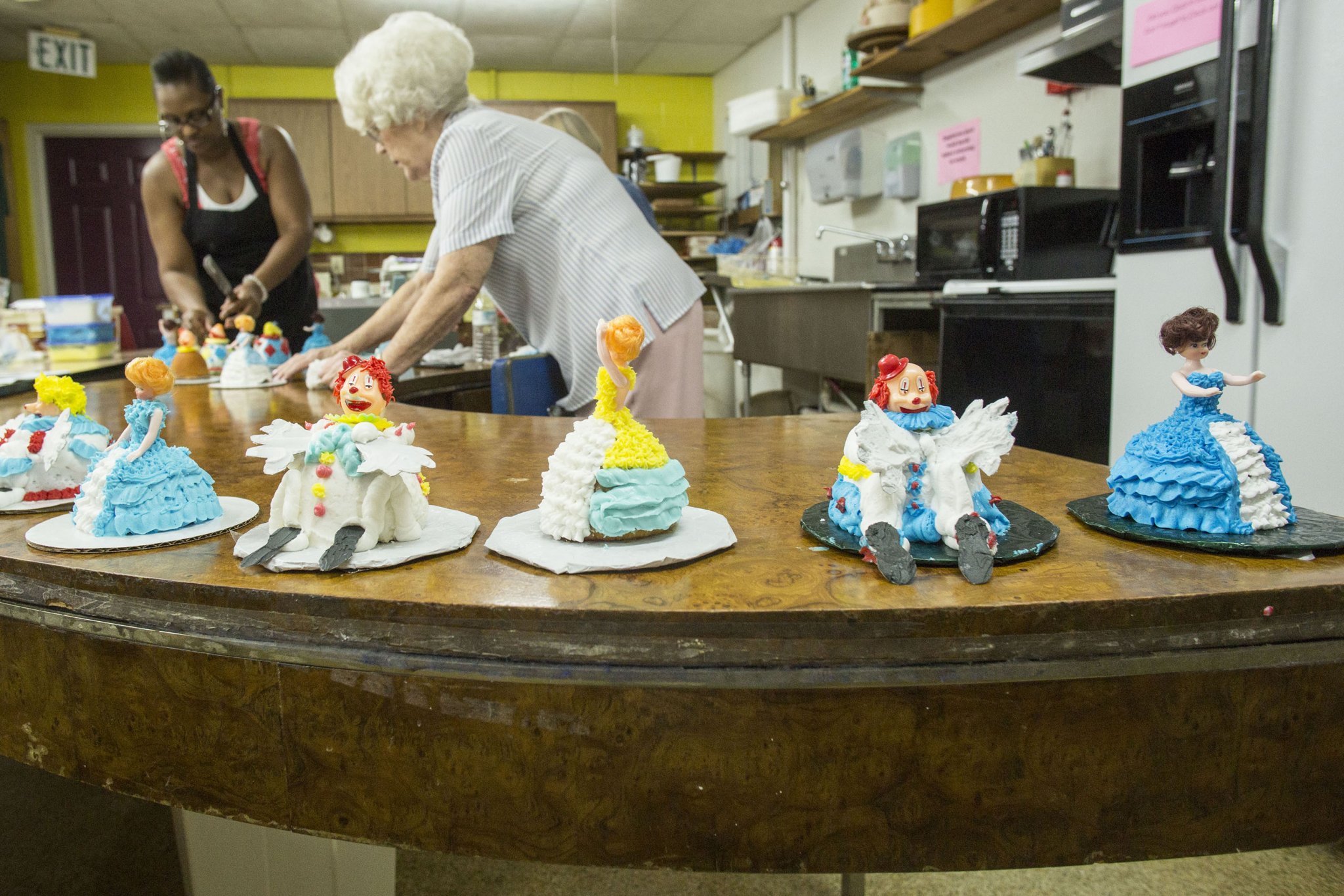 Longtime cake decorator departs with decades of sugary ...